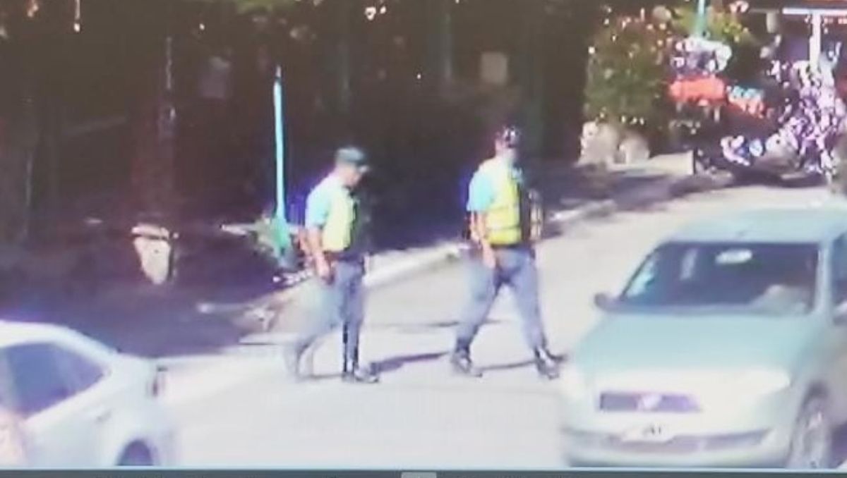 El policía, junto a un compañero, minutos antes del hecho de violencia en Villa La Angostura