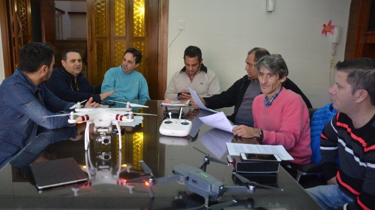Los droneros prepararon ayer la exposición que harán en el Concejo.