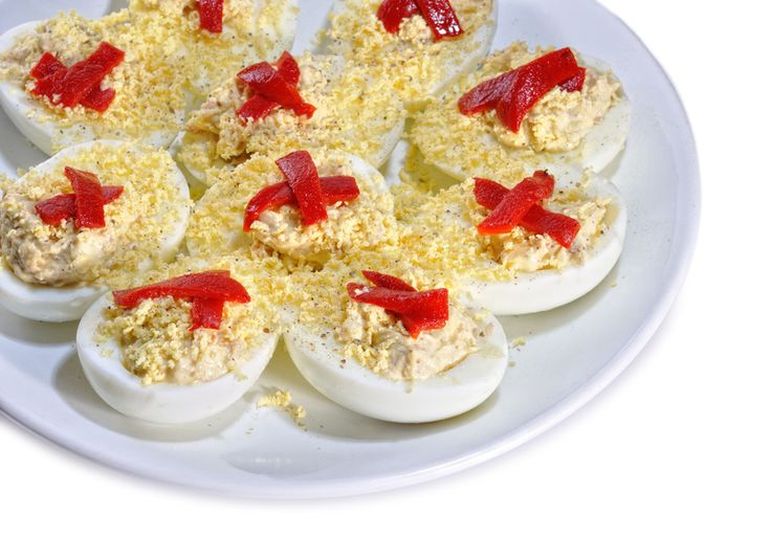 Huevos rellenos, un clásico de las fiestas, imperdible también para el resto del año. Huevos rellenos, un clásico de las fiestas, imperdible también para el resto del año.