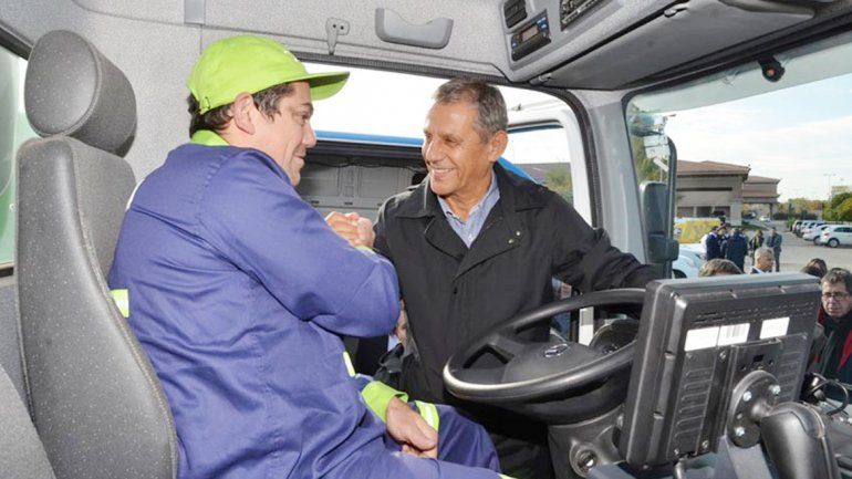 Quiroga saluda a uno de los choferes durante el acto.