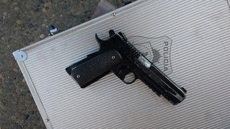 El arma era una réplica de una 9 milímetros