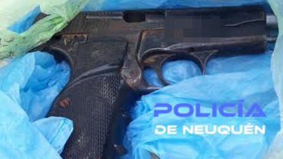Baleó a un hombre en las piernas