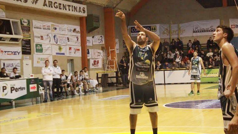 Ochoa (pivot) tiene la difícil tarea de parar a Gabi Fernández bajo el aro.