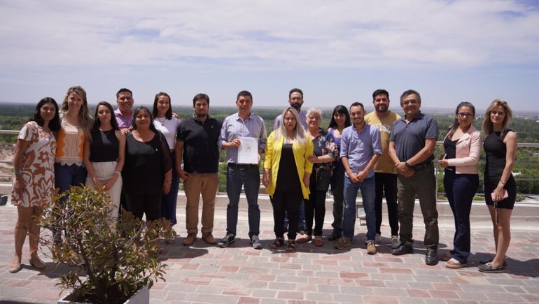 Marcos Koopmann recibió la nueva Carta Orgánica de Senillosa