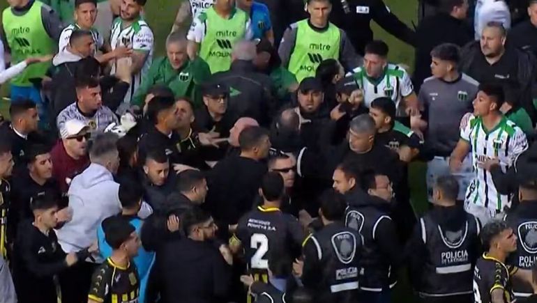 Gritos, insultos y piñas con la Policía: batalla campal en el clásico entre Almirante Brown y Chicago