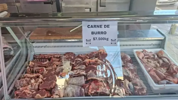 La carne de burro se comercializa a $7.500 el kilo bajo estrictos protocolos sanitarios locales.