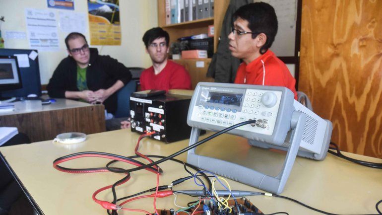 Los tres estudiantes de Ingeniería Electrónica que crearon este dispositivo que fue fabricado en Estados Unidos.&nbsp;