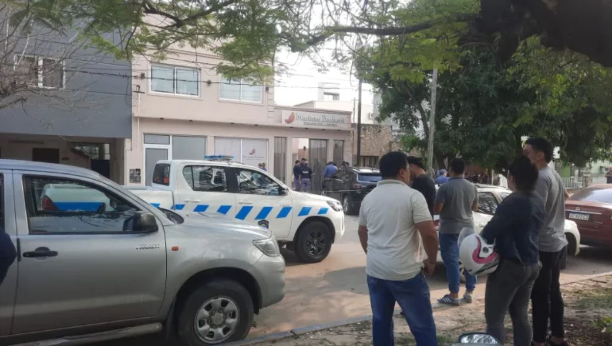 Los efectivos se acercaron al centro de estética, donde el policía asesinó a su ex pareja.