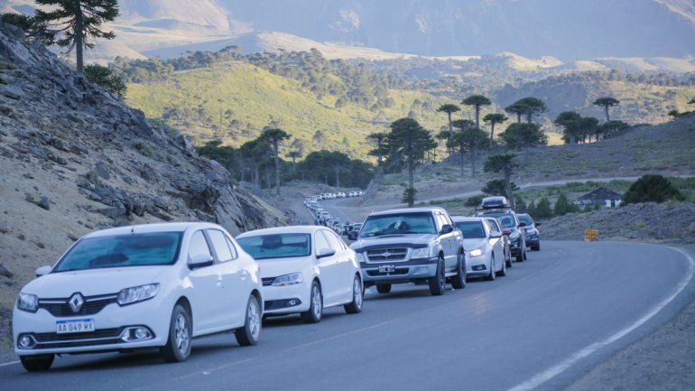 La fila de autos para ir a Chile se tornó interminable en los últimos días.