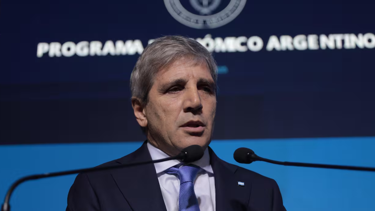 Caputo busca dólares prestados para pagar un vencimiento de enero