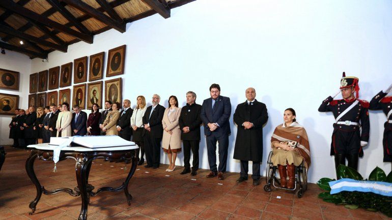 Escracharon a  Michetti a la salida del Tedeúm en Tucumán