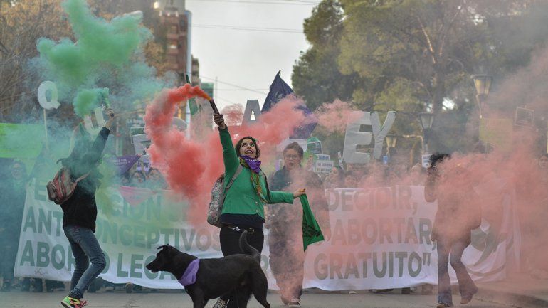Una multitudinaria movilización por el aborto legal inundó la ciudad de verde