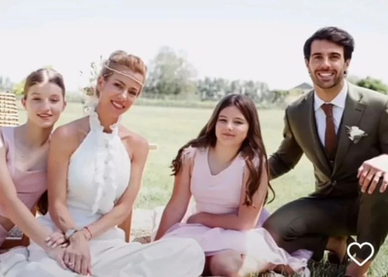 Nicole Neumann y Manu Urcera en su boda, junto a Allegra y Siena Cubero, las hijas menores de la modelo. Nicole Neumann y Manu Urcera en su boda, junto a Allegra y Siena Cubero, las hijas menores de la modelo.