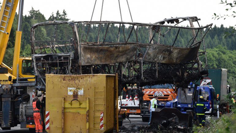 Las llamas consumieron por completo al micro que llevaba a 46 jubilados.