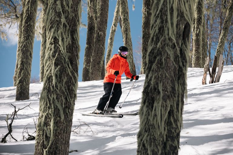 Video: el Cerro Chapelco ya está pintado de blanco y espera a miles de turistas para el inicio de la temporada
