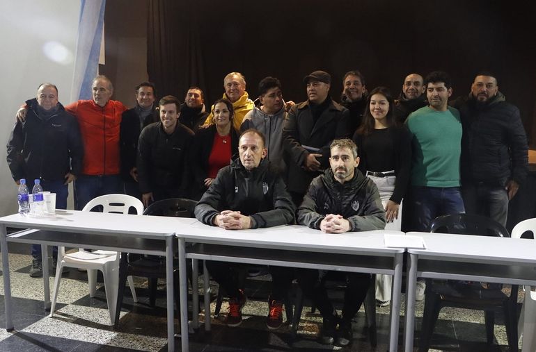 El grupo de trabajo de la nueva subcomisión de Cipolletti junto al técnico