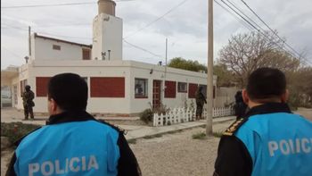 Uno de los ocho allanamientos en Chubut: las chicas tienen de 21 a 26 años y están recibiendo contención. Uno de los ocho allanamientos en Chubut: las chicas tienen de 21 a 26 años y están recibiendo contención.