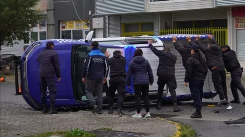 Una camioneta de la Policía volcó en Río Gallegos.