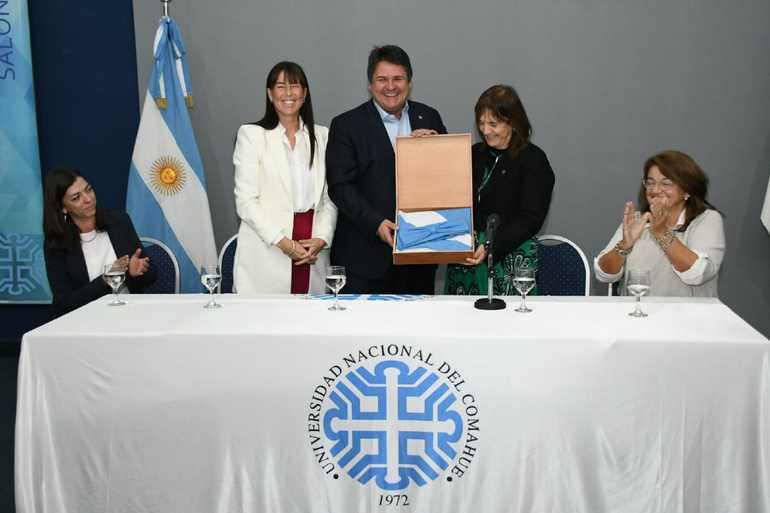 El acto inaugural de las obras en el Salón Azul de la UNCo.