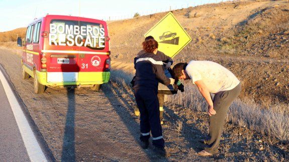El joven corrió hacia la Ruta 40, donde lo asistieron los bomberos.