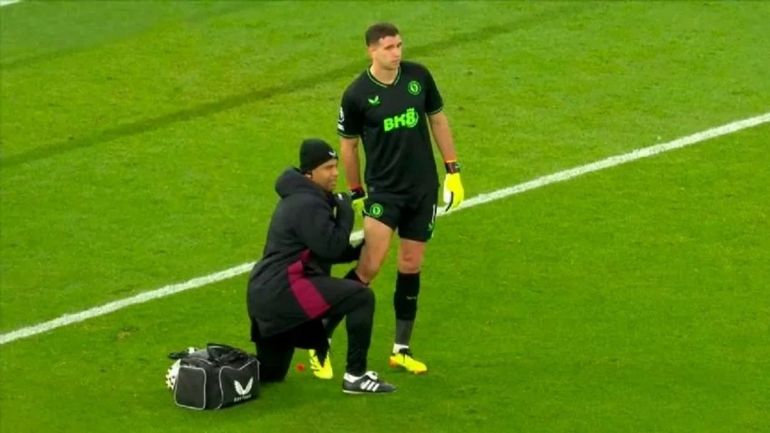 El Dibu Martínez siendo atendido por la molestia El Dibu Martínez siendo atendido por la molestia