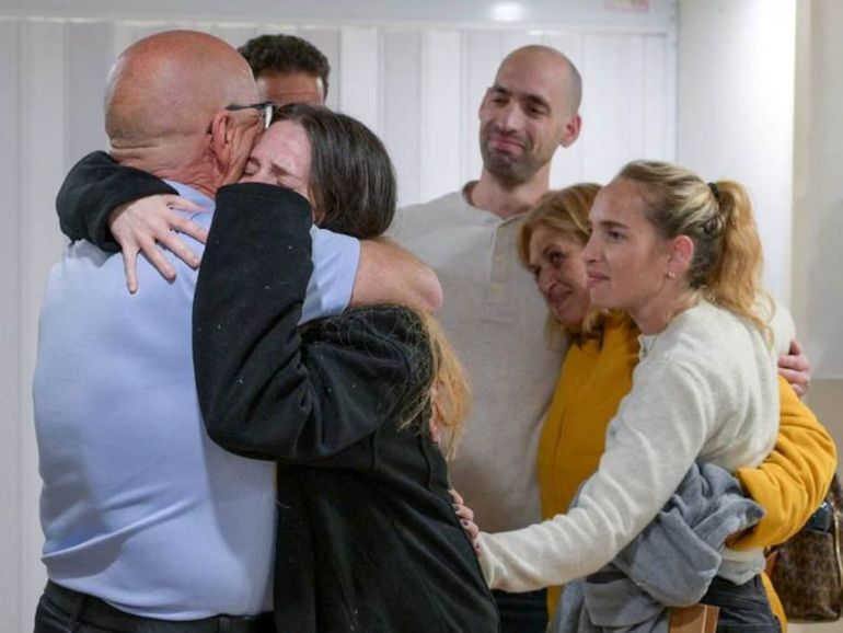 Doron Steinbrecher abraza a sus seres queridos en el Centro Médico Sheba en Ramat Gan, Israel. Doron Steinbrecher abraza a sus seres queridos en el Centro Médico Sheba en Ramat Gan, Israel.