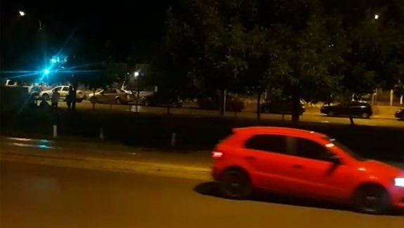 Noche sin control: mirá cómo es la fiesta afuera del boliche en la zona del río