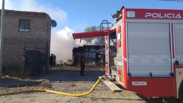 Explotó una garrafa y se incendió un depósito en Los Polvorines: un herido