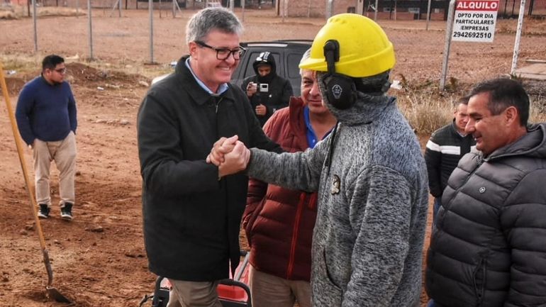 El intendente de Plaza Huincul, Claudio Larraza, recorrió obras. El intendente de Plaza Huincul, Claudio Larraza, recorrió obras.