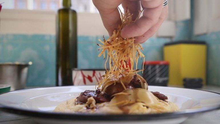 Cocinar en Casa capítulo 2: polenta con queso ahumado y chorizo de cordero