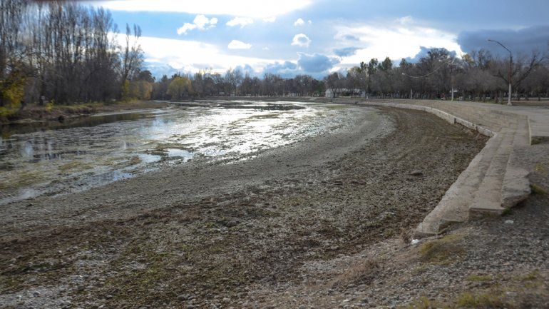 El balneario municipal está casi seco por el bajo caudal que trae el río Limay.