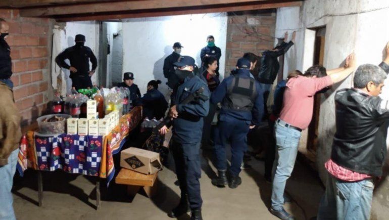 Detuvieron a un intendente por violar el aislamiento para comer un asado