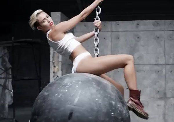 Miley Cyrus se llevó el mejor video del año con Wrecking Ball