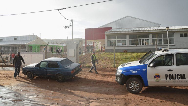 El patrullero custodiando la salida en la polémica Escuela Nº 356