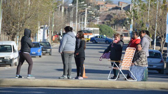 Vecinos de la toma Monte Sinaí cortan Novella por obra de cloacas