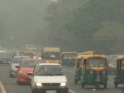 Según las autoridades, en la capital de India hay más de cinco millones de autos y motos que se verán afectados por la resolución.