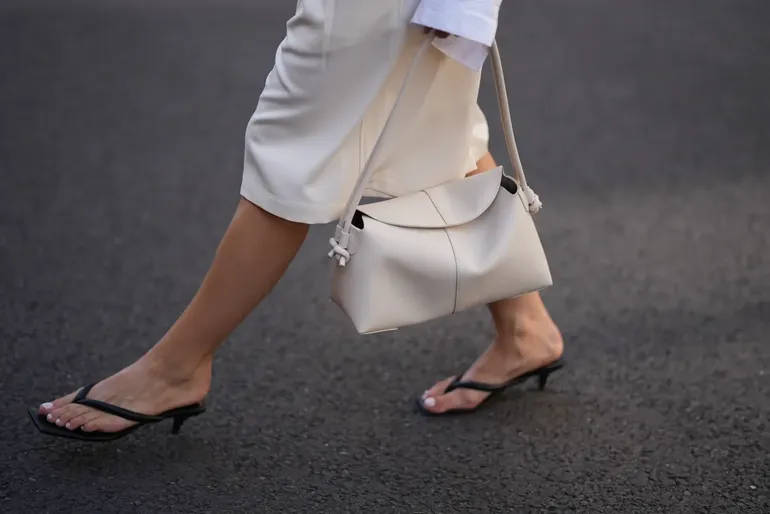 Los kitten heels aportan frescura y elegancia, ideal para mantener la sofisticación en verano. Los kitten heels aportan frescura y elegancia, ideal para mantener la sofisticación en verano.