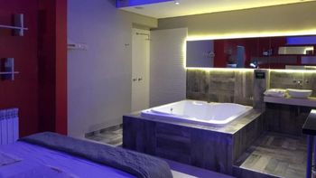 La habitación del hotel donde ocurrió la caída presentaba superficies lisas y ausencia de elementos antideslizantes. (Foto ilustrativa). La habitación del hotel donde ocurrió la caída presentaba superficies lisas y ausencia de elementos antideslizantes. (Foto ilustrativa).