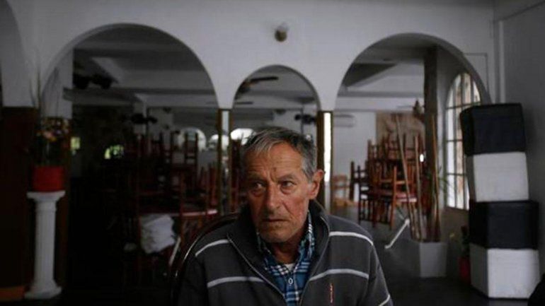 Alfredo tiene un salón de fiestas. Dormía con su mujer cuando les robaron.