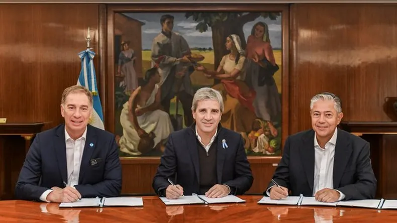 Figueroa, junto a los ministros de Economía y de Interior, Luis Caputo y Diego Santilli.
