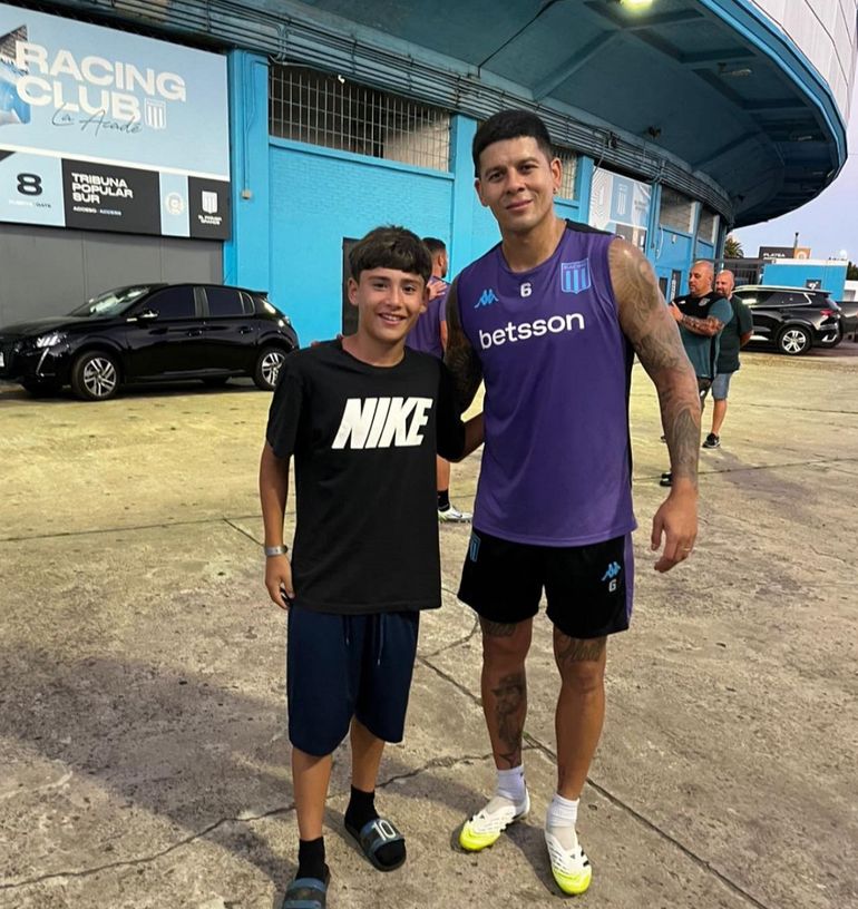 Mateo con Marcos Rojo, experimentado defensor. Fotos: AN Allen Mateo con Marcos Rojo, experimentado defensor. Fotos: AN Allen