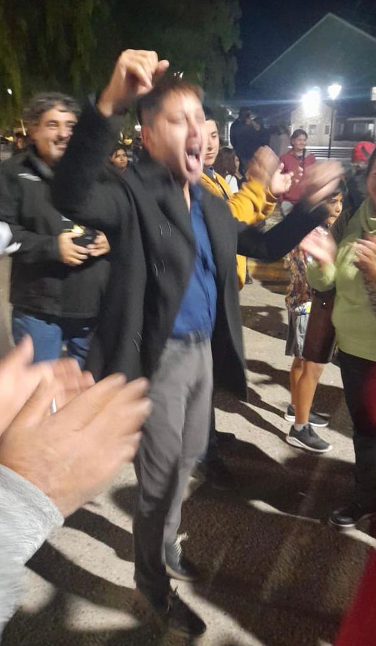 Lagos es concejal electo por el FRIN. Le había dado el apoyo a Bertoya pero festejó con el peronista Nuñez.