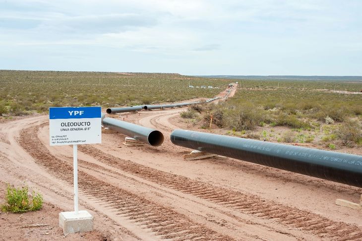 El plan de exportar GNL deberá ser acompañado por un nuevo oleoducto para el petróleo asociado de los pozos de gas de Vaca Muerta. El plan de exportar GNL deberá ser acompañado por un nuevo oleoducto para el petróleo asociado de los pozos de gas de Vaca Muerta.