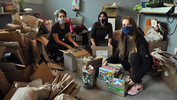 Juntan materiales reciclables y donan la plata a un merendero