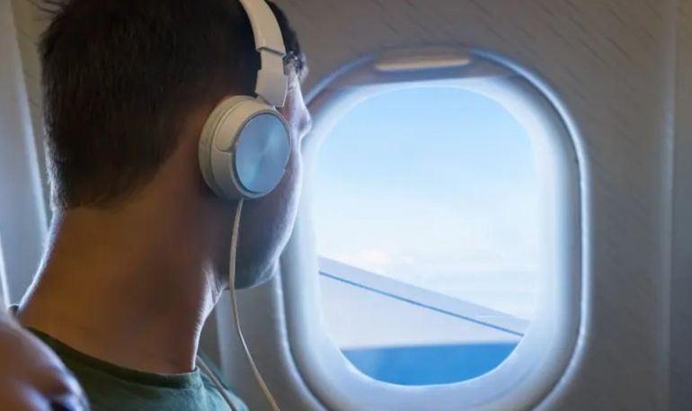 La nueva norma de la aerolínea busca reducir el ruido en cabina y mejorar la convivencia entre los viajeros durante los vuelos.