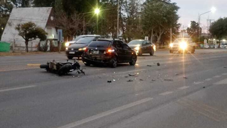 Fuerte choque de una moto de alta cilindrada en la Avenida Mosconi: el conductor salió volando