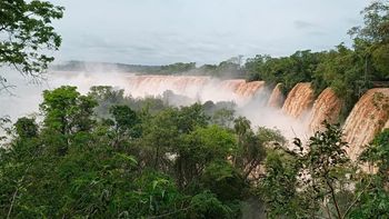 Cataratas del Iguazu cerradas al publico crecida.jpg