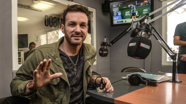 Axel visitó los estudios de LU5  e invitó a todos a su show