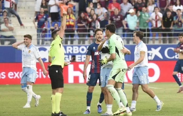 Lo expulsaron y enloqueció: la tremenda piña de Esteban Andrada