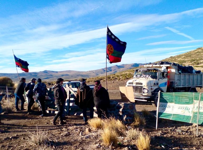 La comunidad mapuche Mainque de El Huecú impidió el paso de recolectores de basura a un predio municipal. El fondo del conflicto es un convenio. La comunidad mapuche Mainque de El Huecú impidió el paso de recolectores de basura a un predio municipal. El fondo del conflicto es un convenio.